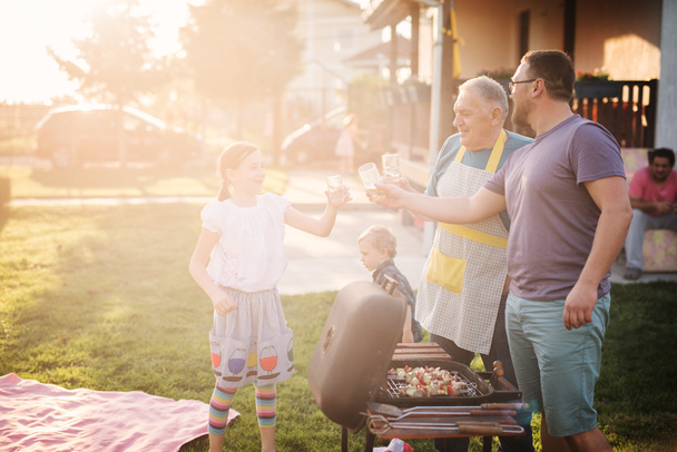 wesoła kuchnia rodzinna z grillem na podwórku, szczęśliwy rodzinny grill - Zdjęcie, obraz