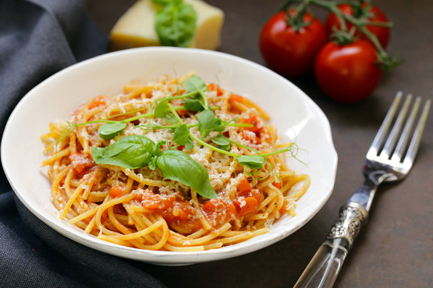 спагетти с томатным соусом и базиликом
 - Фото, изображение