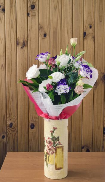 buquê de flores bonitas eustoma e outras flores em um fundo leve, close-up
 - Foto, Imagem
