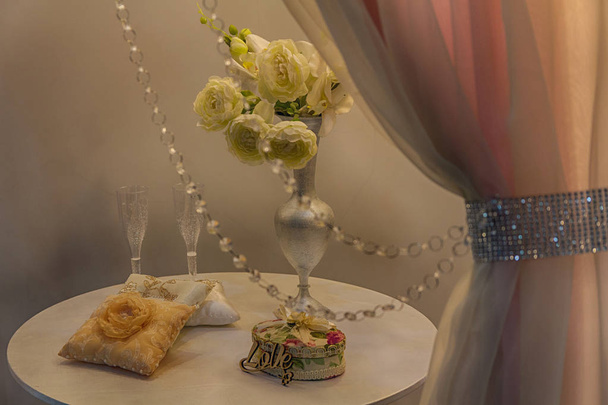 Λουλούδια και δύο ποτήρια στο τραπέζι. Διακοσμήσεις γάμου - Φωτογραφία, εικόνα