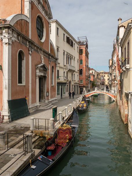 Het platform langs de vele grachten van Venetië, Italië. - Foto, afbeelding