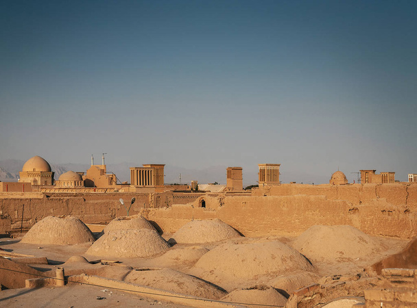 centrum daken wind torens en landschapsmening van yazd oude stad in iran - Foto, afbeelding