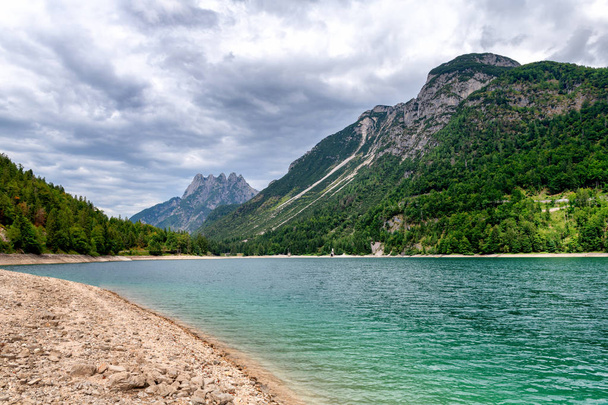 Alpesi tó, türkizkék víz és a hegyek a háttérben - Fotó, kép