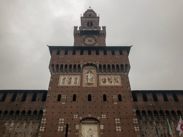 sforza castle (castello sforzesco) in Mailand, italien. Die Burg wurde im 15. Jahrhundert von Sforza, Herzog von Mailand, erbaut. es ist eines der wichtigsten Wahrzeichen von Mailand. - Foto, Bild