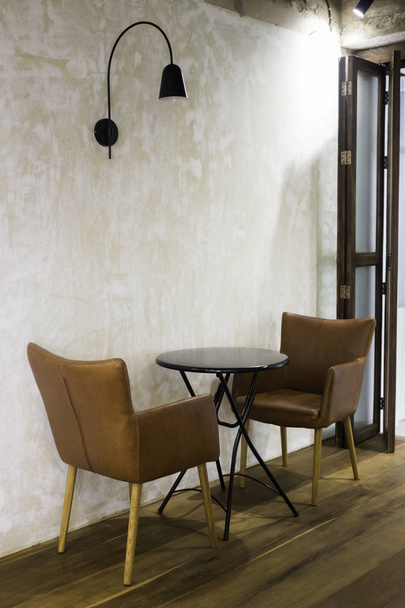 Chaise marron en cuir dans le salon, photo de la réserve
 - Photo, image