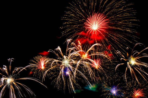 Όμορφο χρώμα πυροτεχνημάτων στον μαύρο ουρανό τη νύχτα για γιορτή - Φωτογραφία, εικόνα