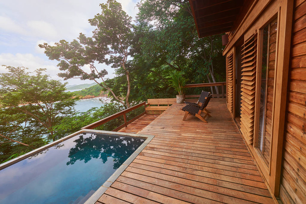 Terrasse en bois avec piscine
 - Photo, image