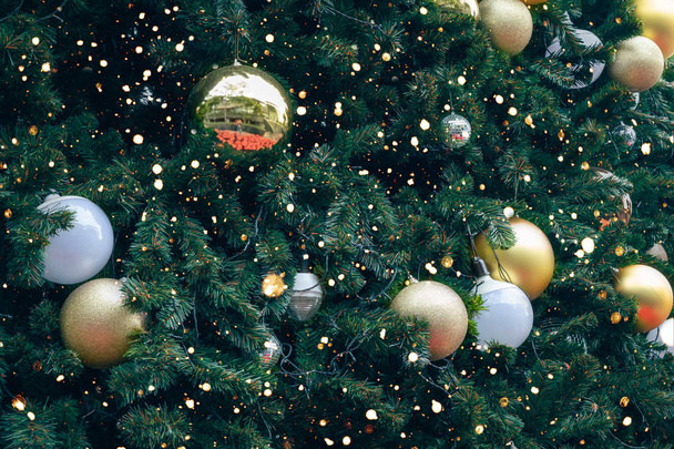 Árvore de Natal vintage com ornamento de bola de ouro e decoração, luz brilhante. Natal e Ano Novo fundo feriado. tom de cor vintage
. - Foto, Imagem
