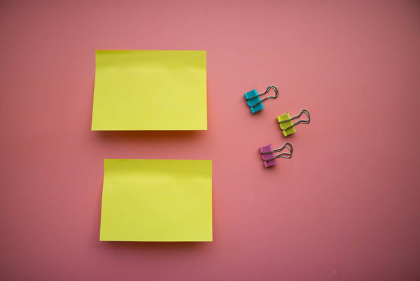 colorful blank sticky note or empty post notes with office clamps on blue background for reminder remember on working or appointment with customer, coworker, supplier, teamwork and etc. - Fotografie, Obrázek