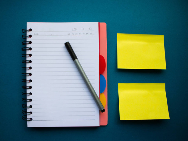 colorful blank sticky note or empty post notes with office clamps on blue background for reminder remember on working or appointment with customer, coworker, supplier, teamwork and etc. - Foto, Imagem