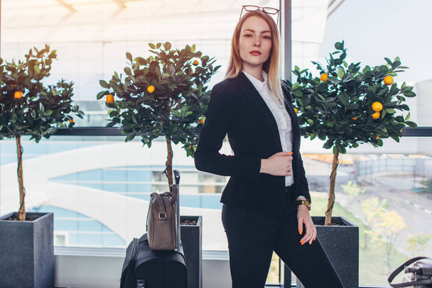 Young businesswoman standing in airport - Foto, Bild
