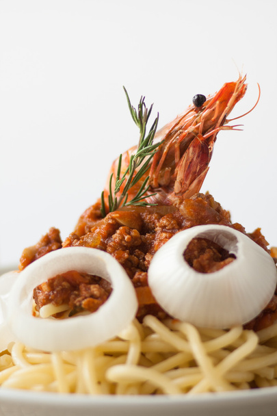 макарони спагетті Болоньєзе з томатним соусом та креветками
 - Фото, зображення