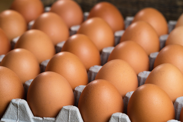 Les œufs de poulet reposent sur un substrat pour les œufs, les œufs bruns sont empilés sur un substrat spécial
 - Photo, image