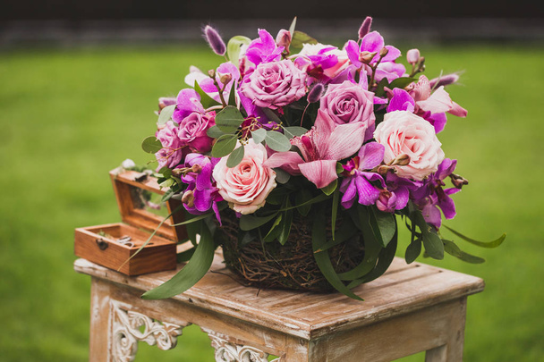 Decoraciones de boda estilo Boho con orquídeas rosadas y moradas, rosas, hiedra y uva
 - Foto, imagen