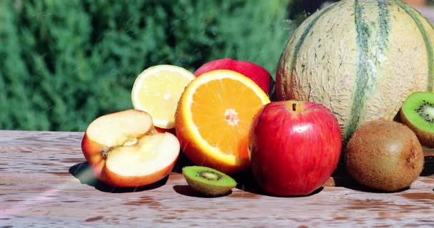 Água salpicando sobre frutas frescas. Múltiplas frutas coloridas: maçã, laranja, kiwis, limão, melão, romã e pêssego. Close Up View Resolução DCi 4K
 - Filmagem, Vídeo