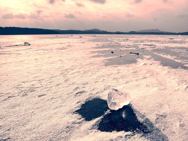 Congelar la naturaleza silenciosa. Hummocas de hielo azul transparente en el mar. Reflejos solares
. - Foto, imagen
