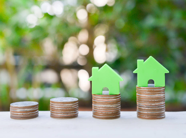 Modelo de casa en la creciente pila de monedas para el concepto de ahorro de dinero para el fondo de compra de vivienda
 - Foto, imagen