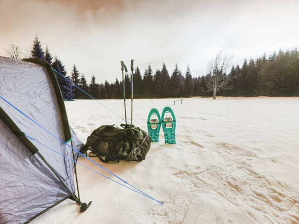 雪のカンピン。テントを雪に凍った湖に設定。冬のトレッキング - 写真・画像