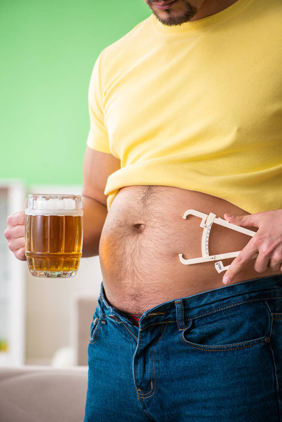 ダイエットの概念でビールを保持脂肪肥満男 - 写真・画像