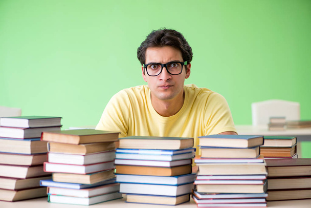 Diák túl sok könyvet olvasni vizsga előtt - Fotó, kép