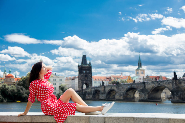 Krásná dívka v červených šatech cestovat v Praze - Fotografie, Obrázek