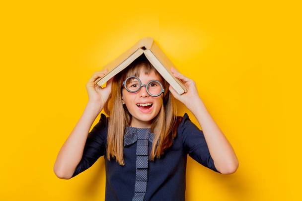 Portrait d'une nerd fille dans des lunettes avec des livres
 - Photo, image