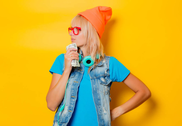 trendi lány narancssárga kalap pénz - Fotó, kép
