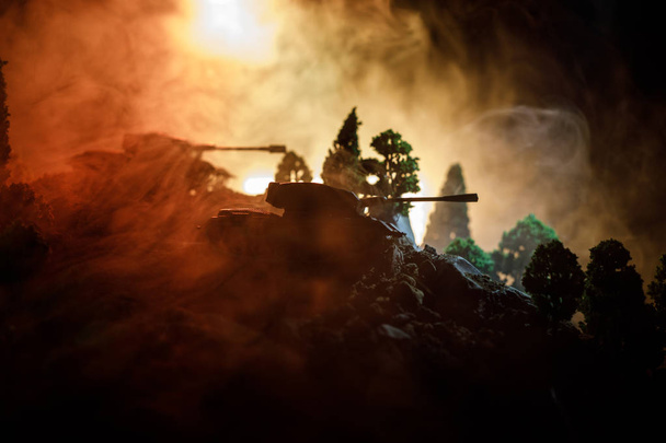 Sota-ajatus. Sotilaallinen siluetit taistelevat kohtaus sodan sumu taivaalla tausta, maailmansodan sotilaat siluetit alla pilvinen Skyline yöllä. Hyökkäyskohtaus. Panssaroituja ajoneuvoja. Valikoiva keskittyminen. Koristelu
 - Valokuva, kuva
