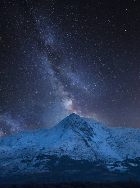 Élénk Tejút kompozit kép lenyűgöző táj Mount Snowdon és más csúcsok a Snowdonia Nemzeti Park - Fotó, kép