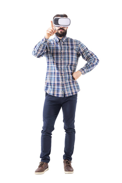 Homem de negócios usando óculos VR fazendo gesto de botão na tela sensível ao toque aumentada interativa. Corpo inteiro isolado em fundo branco
. - Foto, Imagem