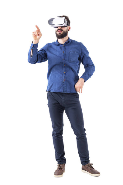 Jeune homme d'affaires adulte portant des lunettes vr interagissant avec écran tactile en utilisant le doigt. Corps entier isolé sur fond blanc
. - Photo, image