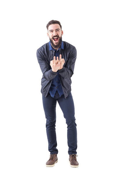 Грубый бородатый мужчина показывает тройной средний палец непристойным жестом перед камерой. Полное тело изолировано на белом фоне
. - Фото, изображение