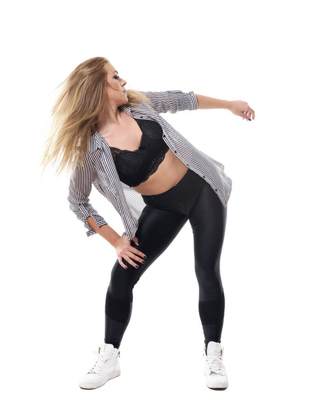 Молода енергійна жінка танцює в хореографії з киданням волосся. Портрет повної довжини тіла ізольований на білому фоні студії
. - Фото, зображення