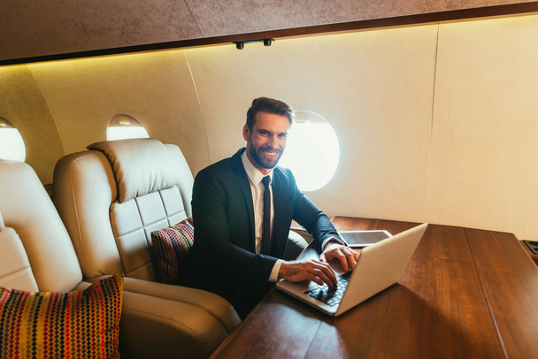 Businessman flying on his private jet - Foto, afbeelding