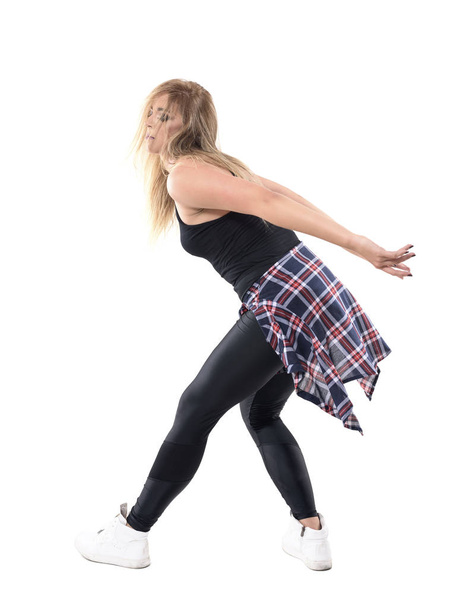Mujer funky bailarina de jazz instructora de aeróbic con pelo rizado doblado y bailando al ritmo. Retrato de cuerpo entero aislado sobre fondo blanco
. - Foto, imagen