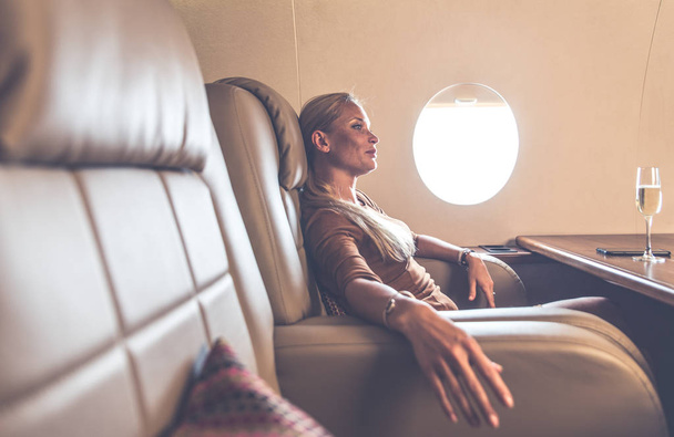 Красивая женщина, путешествуя на ее jet - Фото, изображение