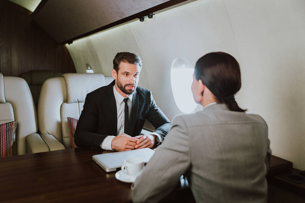 Бизнес-команда на частном самолете
 - Фото, изображение