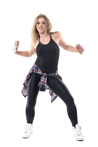 Modern aerobik kadın eğitmen gülümseyen ve kameraya bakarak caz dans dans. Tam vücut uzunluğu portre studio beyaz arka plan üzerinde izole. - Fotoğraf, Görsel