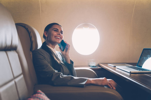 Ділова жінка подорожує і працює на приватному літаку
 - Фото, зображення