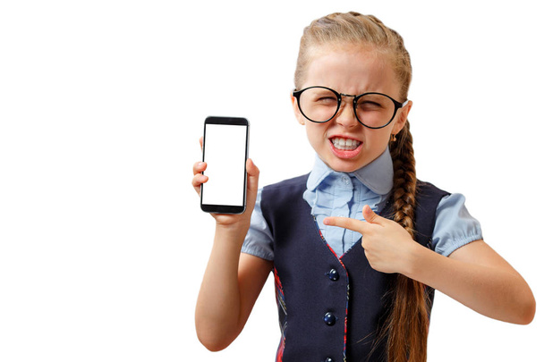 Szczęśliwa dziewczynka Pokaż jej smartphone rezygnować biały ekran. makieta - Zdjęcie, obraz