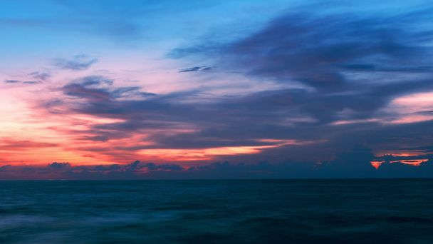 夕日の時間に海の劇的な空 - 写真・画像