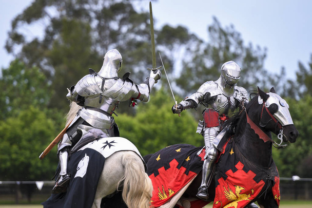 Dos caballeros compiten durante la recreación del torneo medieval de justas
 - Foto, imagen