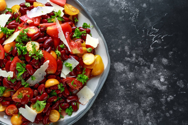 gesunde rote Bohnen und eine Mischung aus roter und gelber Bio-Birne, Rinderherz und Kirschtomaten-Salat mit Picorino-Romano-Käsespänen mit Petersilie - Foto, Bild