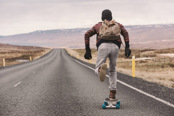 Skater traveling iceland on his longboard - Foto, immagini