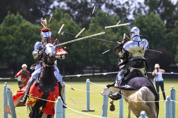 Kaksi ritaria kilpailevat keskiaikaisen turnauksen aikana.
 - Valokuva, kuva