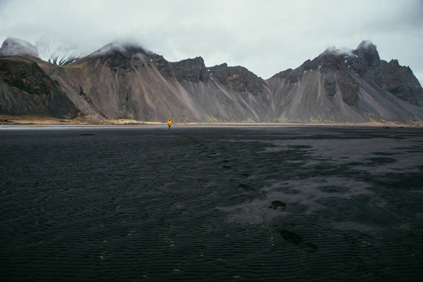 Wanderlust explorer discovering icelandic natural wonders. Stokksens Vestrahorn - Foto, imagen