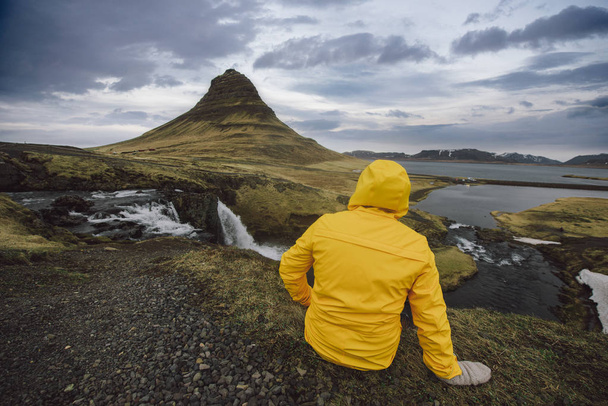 Islantilaisia tutkiva mies
 - Valokuva, kuva