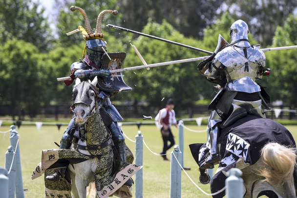 Kaksi ritaria kilpailevat keskiaikaisen turnauksen aikana.
 - Valokuva, kuva