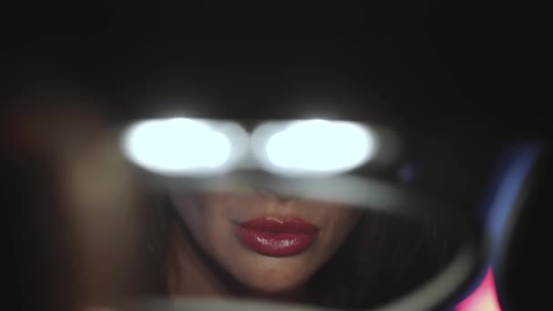 Sexy vrouw zitten in auto salon kijken haar gezicht in de achteruitkijkspiegel - Video