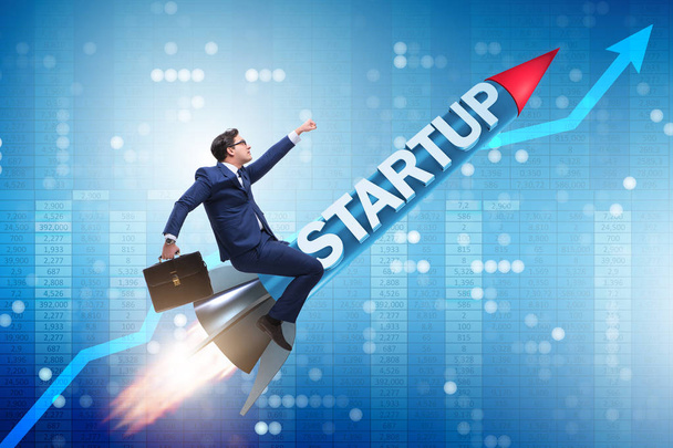 Empresário no conceito de start-up voando em foguete - Foto, Imagem
